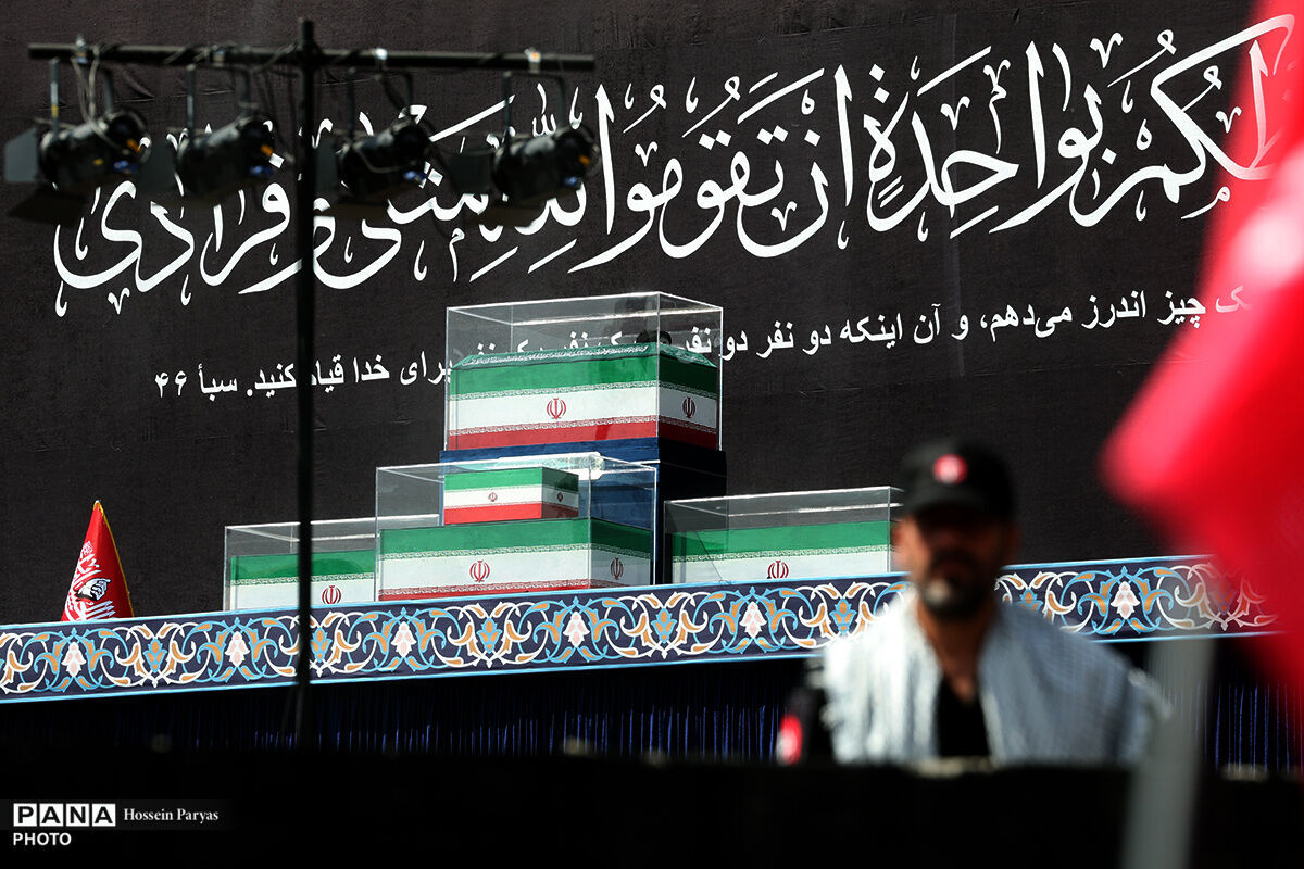 حضور فرزندان رهبر شهید و سران قوا در مراسم اقامه نماز بر پیکر مطهر امام خامنه‌ای