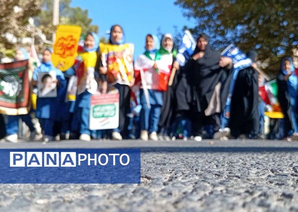 حضور پرشور دانش آموزان در راهپیمایی ۱۳ آبان ماه 