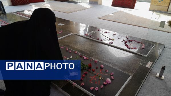 ادای احترام به شهدا توسط دانش‌آموزان دبیرستان فرهنگ ۱۳