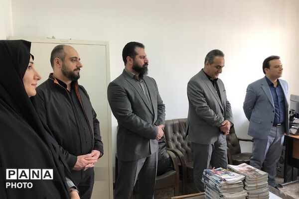 بازدید و عرض تبریک مدیر آموزش و پرورش ناحیه دو شهرری از کارکنان اداری
