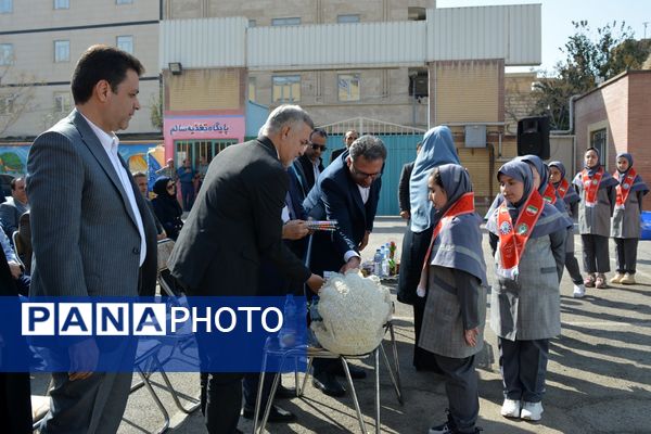 حاج مجید خوئی و بانو کمپانی، سازندگان ۹ کلاس جدید برای دختران بهارستانی