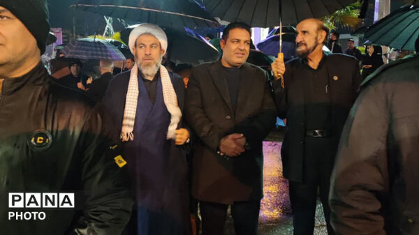 عشق به وطن هوای بارانی و غیره رانمی شناسد، میدان امام خمینی (ره) شهرستان کوهدشت
