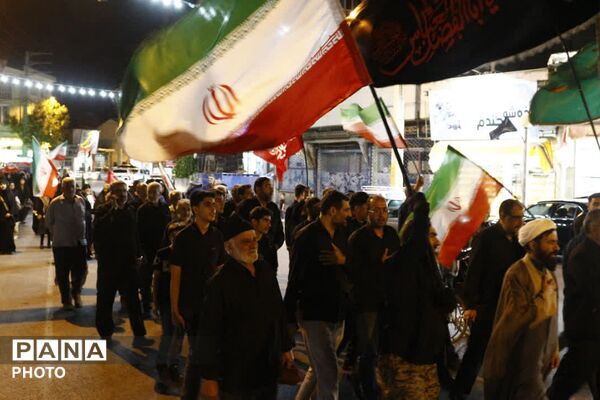 فیروزکوه در سوگ و خشم؛ طنین فریادهای مردم در تجمعات شبانه مردم در خون‌خواهی رهبر شهید