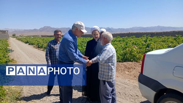 بازدید امام جمعه و رییس اداره کمیته امداد شهرستان خلیل‌آباد از کشاورزان 