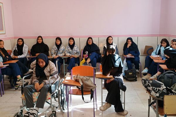 یک روز بدون کیف همراه با آموزش خود مراقبتی در دبیرستان شریعت 