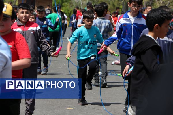 بزرگ‌ترین همایش طناب‌زنی دانش‌‌آموزی در تبریز