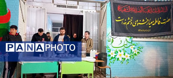 میزبانی دبیرستان سمیه از مردم به‌مناسبت ایام فاطمیه