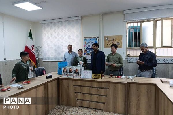 آیین تجلیل از دانش‌آموزان برتر مسابقات قرآن، عترت و نماز دبستان شهید رجایی شهرستان قدس