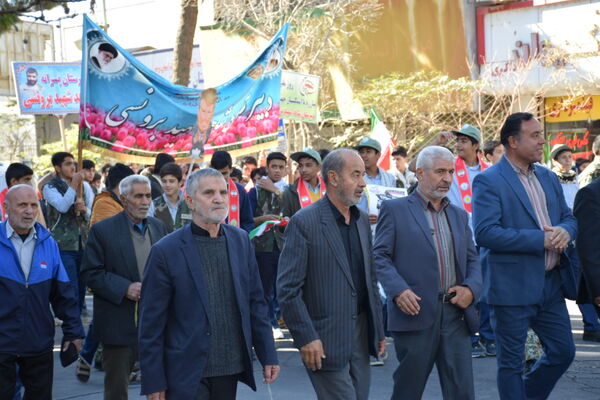 حماسه حضور نوجوانان تربت‌حیدریه در روز دانش‌آموز