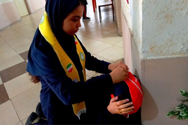 مانور زلزله در دبیرستانه دخترانه شاهد فیض ناحیه 3 شیراز