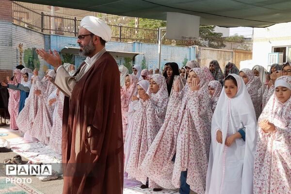 هم‌نوایی نسل فاطمی با مادران در نماز جماعت ایام فاطمیه؛ دبستان شهید اول ۲