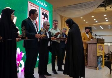 آیین تکریم از معلمان نمونه، بازنشستگان و مدیران مدارس ناحیه دو بهارستان