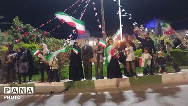 زنجیره انسانی و روایت حضور موثر مردمی در میدان امام تفت