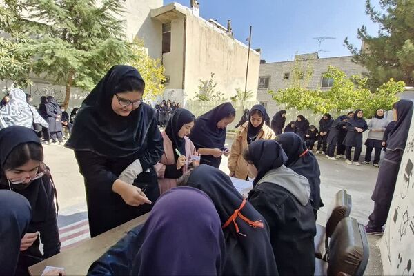بازدید دانش‌آموزان دبیرستان پویش از کتابخانه عمومی فرهنگسرای کوثر دماوند 