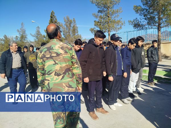 کارگاه عملی درس آمادگی دفاعی در دبیرستان پسرانه متوسطه اول سما شهرستان کاشمر 