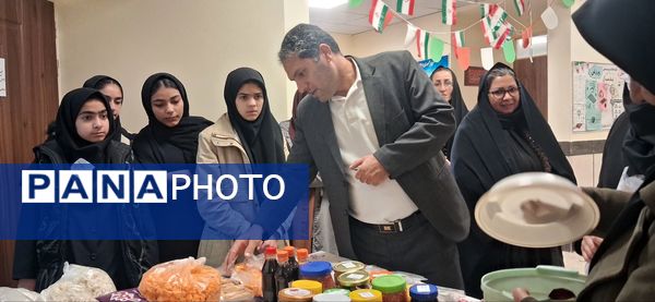 بازدید معاون توسعه و پشتیبانی آموزش و پرورش خلیل آباد از بازارچه کار آفرینی جوانه های انقلاب