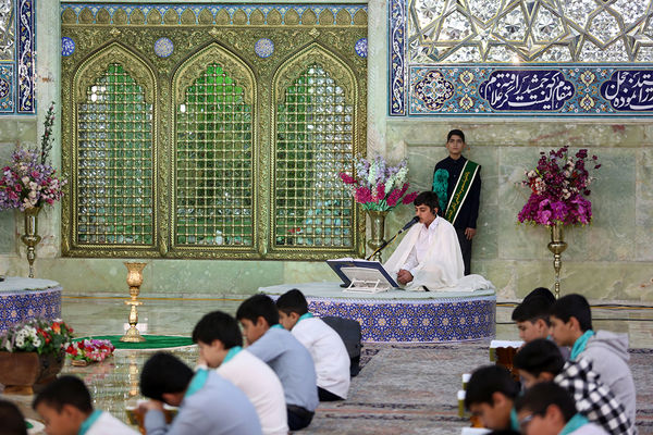 ترتیل خوانی دانش‌آموزان در حرم حضرت معصومه(س)