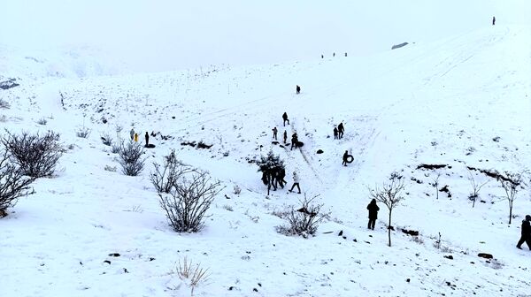  برف بازی مردم نیشابور در روستای برف ریز 