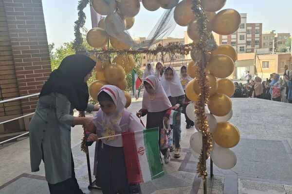 برگزاری جشن شکوفه ها در دبستان نجمه ناحیه یک شهرری
