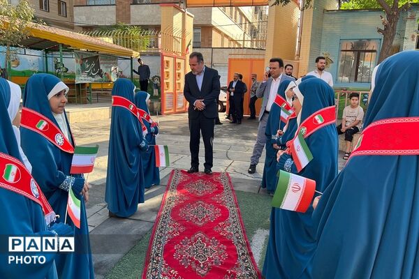 نواخته شدن زنگ شکوفه ها در دبستان طواف و معماریان ناحیه دو شهرری 