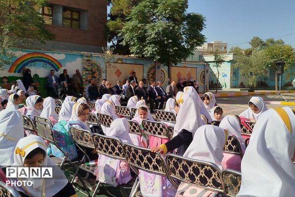 نواخته شدن زنگ شکوفه ها در دبستان طواف و معماریان ناحیه دو شهرری 