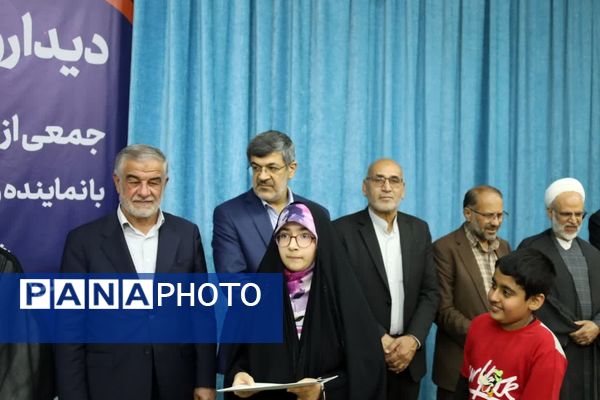 ضیافت افطاری جمعی از دانش‌آموزان با امام جمعه یزد 