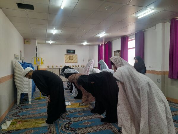 زنگ نماز در دبیرستان حضرت معصومه سلام الله علیها شهرستان خلیل‌آباد نواخته شد