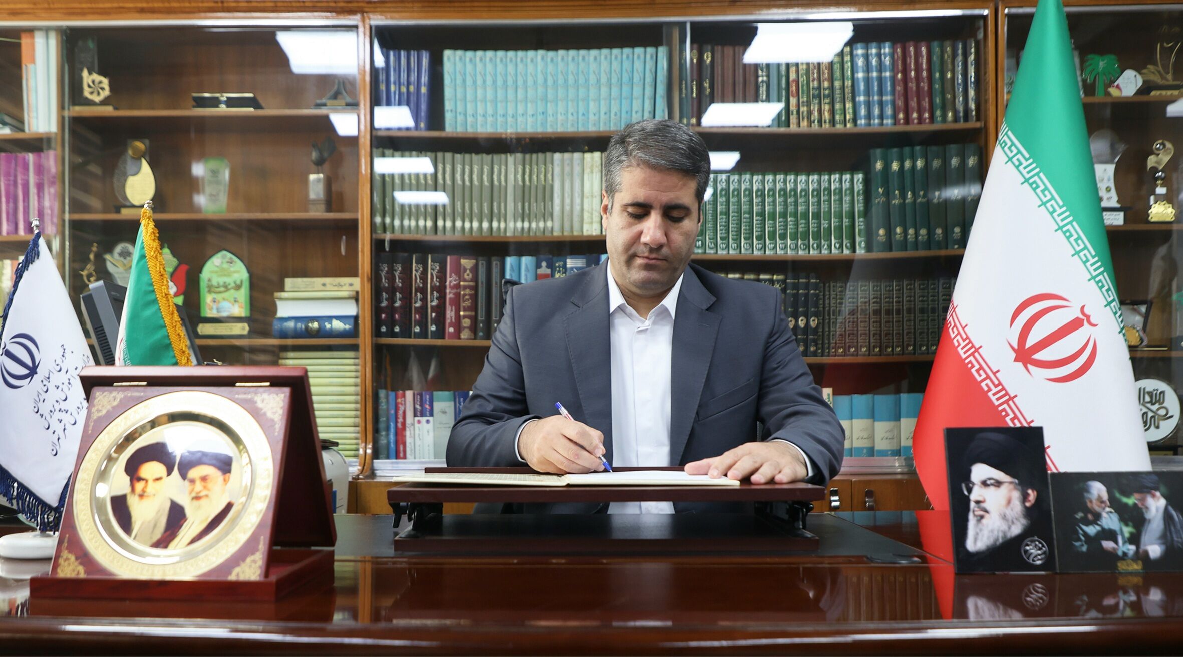 خانه و مدرسه دو کانون مقدس تربیت‌ هستند