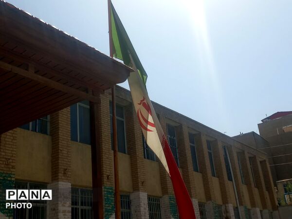 بازدید مدیر آموزش و پرورش ناحیه ۴ کرج از مدرسه تزکیه اسکان زائران رهبر شهید