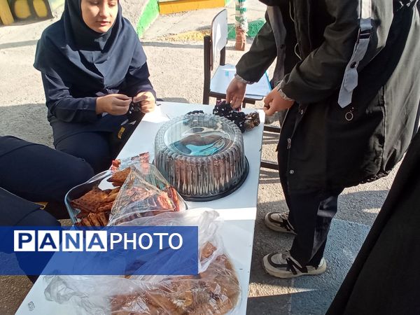 برپایی بازارچه‌ دانش‌آموزی در دبیرستان دلیری مشهد