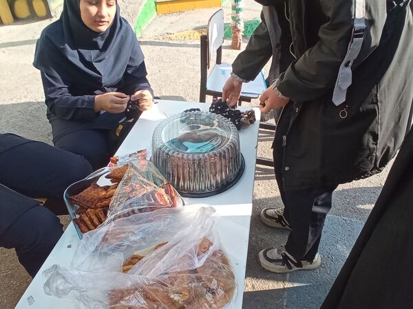 برپایی بازارچه‌ دانش‌آموزی در دبیرستان دلیری مشهد