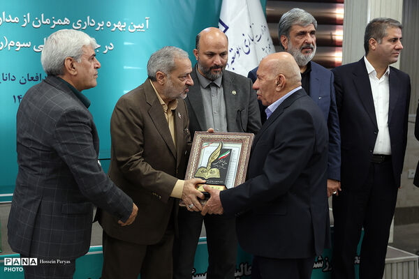 آیین بهره‌برداری همزمان از مدارس آسیب‌دیده در جنگ تحمیلی سوم