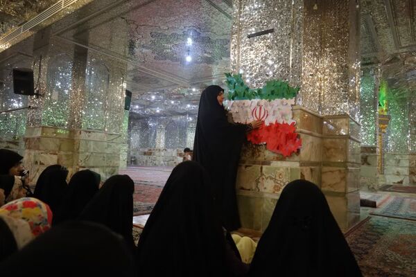  دورهمی دختران با قرائت سوره مبارکه فتح در رواق دارالذکر سومین حرم اهل بیت (ع)