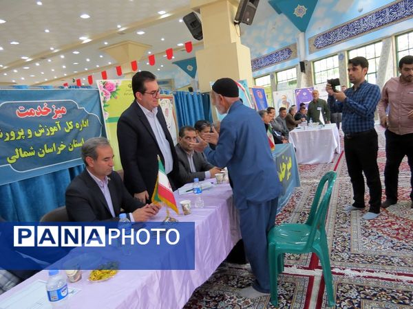 برپایی میز خدمت اداره‌کل آموزش پرورش استان در مصلی بجنورد 