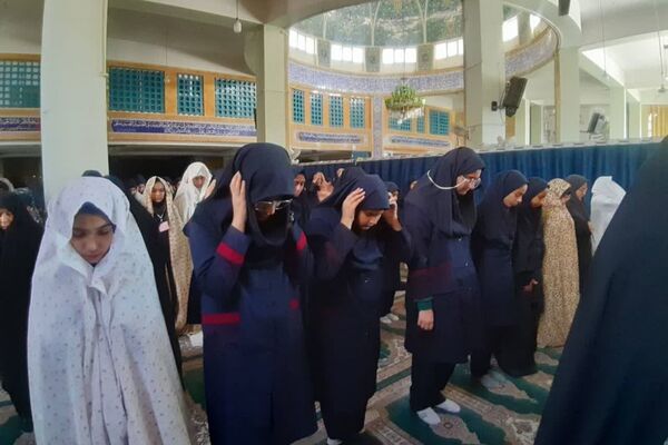 اقامه نماز جماعت دانش‌آموزان در مسجد