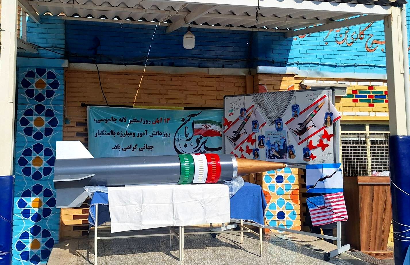 رونمایی از ماکت موشک «هویت ایرانی» در آستانه یوم‌الله ۱۳ آبان