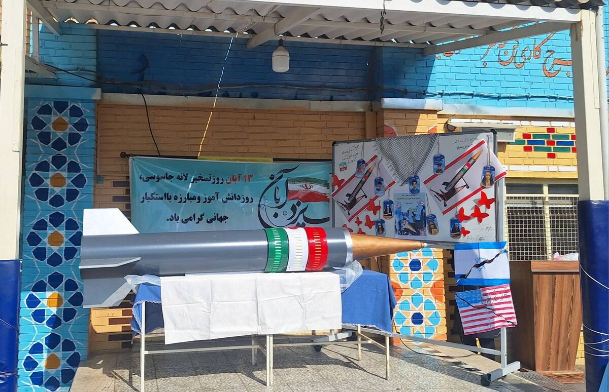 رونمایی از ماکت موشک «هویت ایرانی» در آستانه یوم‌الله ۱۳ آبان