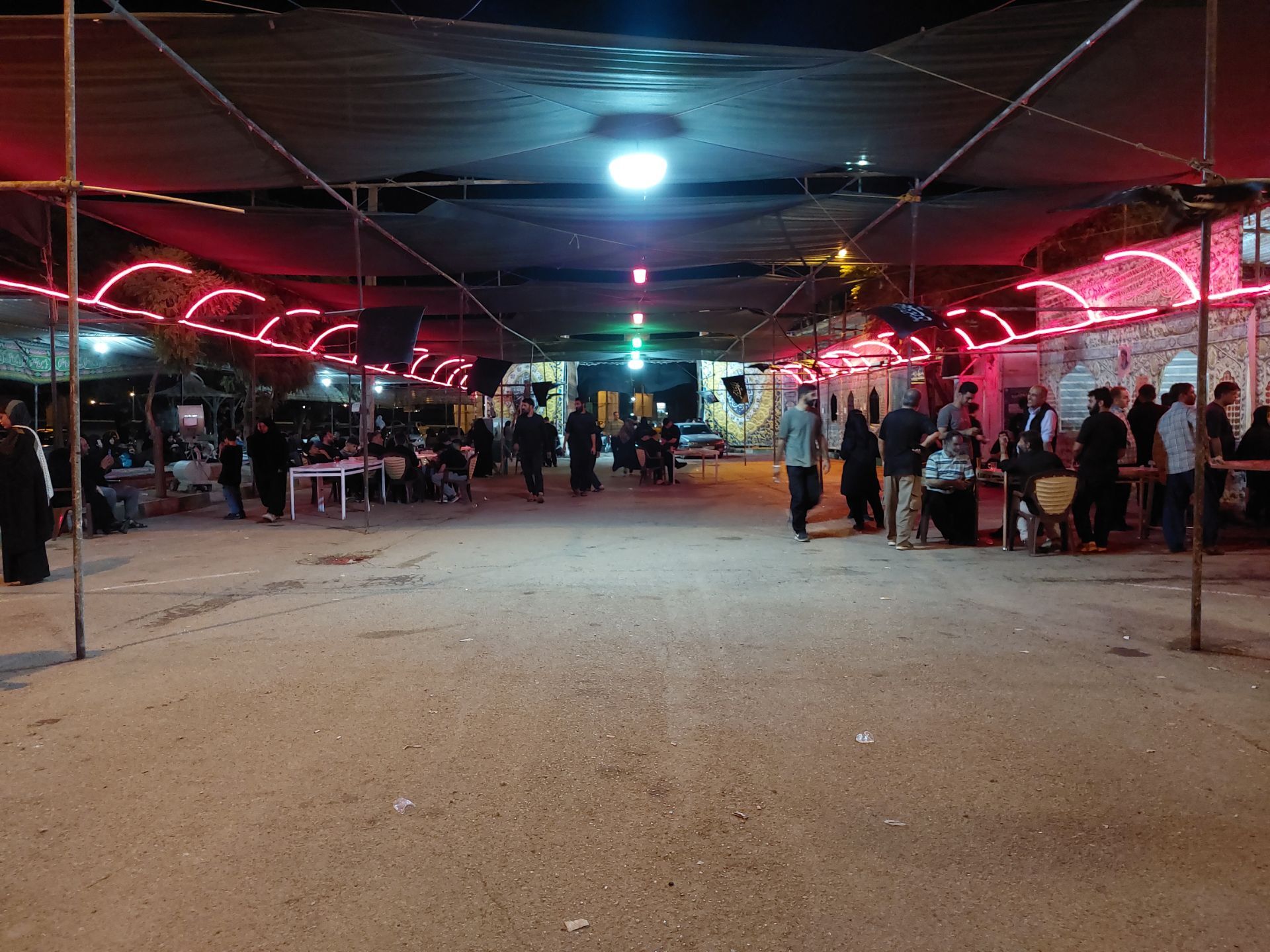 آزادگان عالم در خیمه حسین اند.
