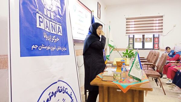برگزاری کارگاه تخصصی خبرنویسی، عکاسی و طراحی پوستر ویژه دانش‌آموزان دختر در شهرستان جم