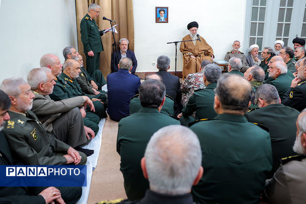 دیدار جمعی از فرماندهان نیروهای مسلح با رهبر انقلاب