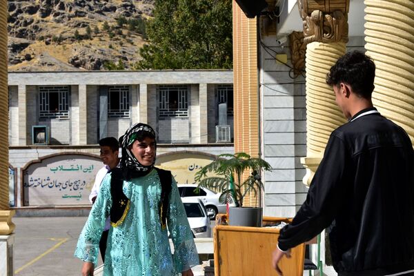جشن روز دانش‌آموز در دبیرستان امام خمینی (ره) با حضور مسئولان، ورزشکاران و هنرمندان برگزار شد
