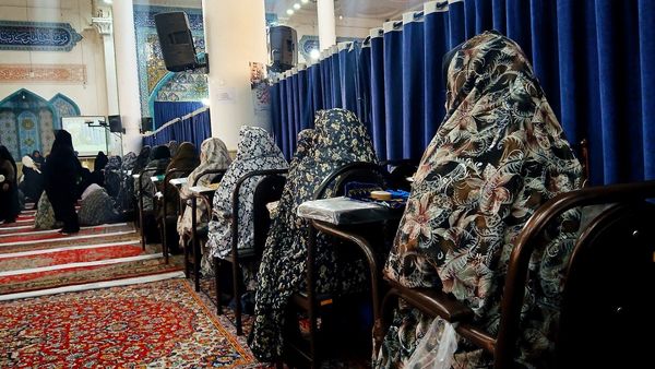 برگزاری نماز جمعه وحدت‌آفرین نظرآباد با رونمایی کتاب قرآنی و ارائه خدمات فرهنگی و معیشتی در مصلی نظرآباد