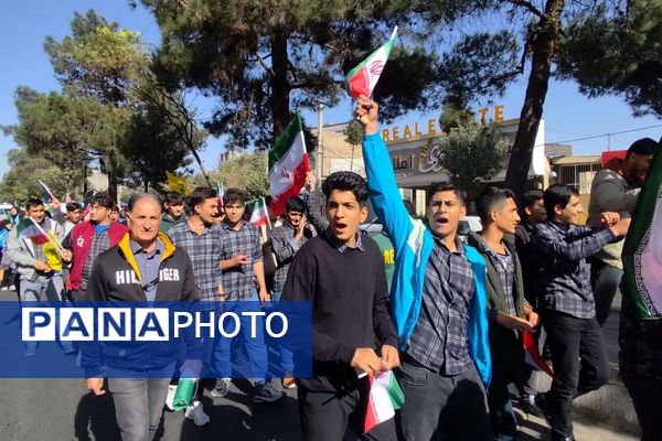 حضور دانش‌آموزان مدرسه نمونه‌‍دولتی استاد مطهری در راهپیمایی ۱۳ آبان