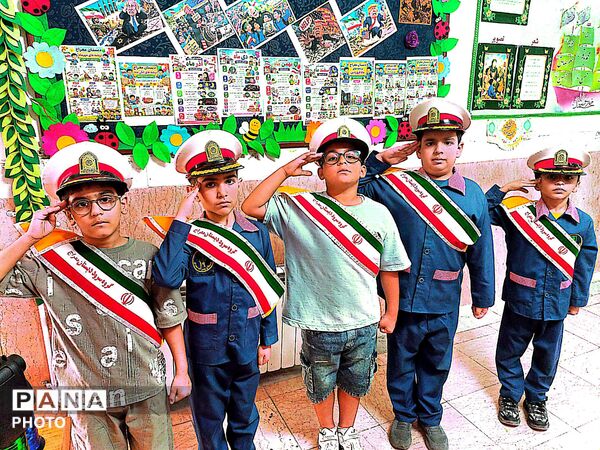جشن آغاز سال تحصیلی و «روز پرچم» در مدرسه معراج منطقه ۱۰ تهران