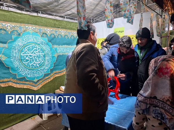 شادی مردم در کوچه وخیابان‌های مشهد در شب نیمه شعبان