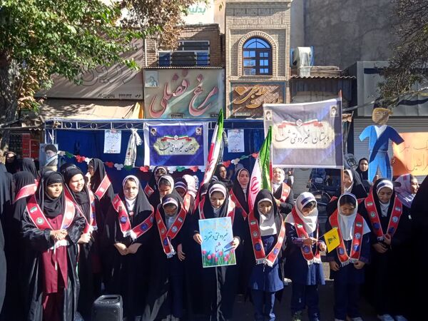 حضور پر شور دانش آموزان نیشابوری در راهپیمایی ١٣ آبان