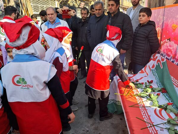 گلباران تمثال امام خمینی (ره) توسط دانش‌آموزان عجب‌شیر 