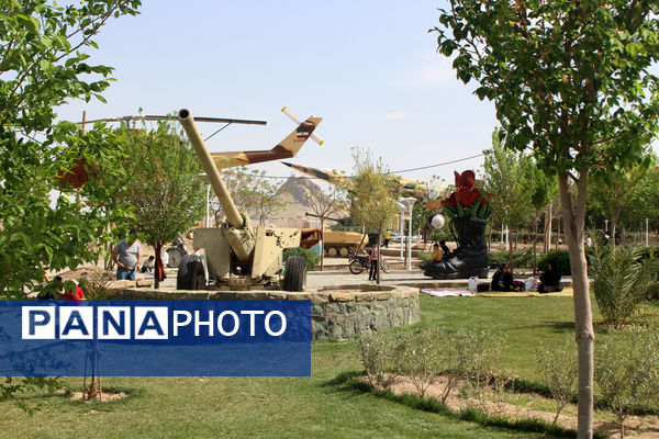 حضور گردشگران روز طبیعت در محوطه باغ‌موزه دفاع مقدس قم
