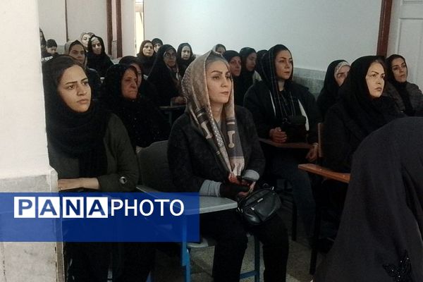 همایش آموزش خانواده در آموزشگاه جدلی ناحیه دو شهرری 