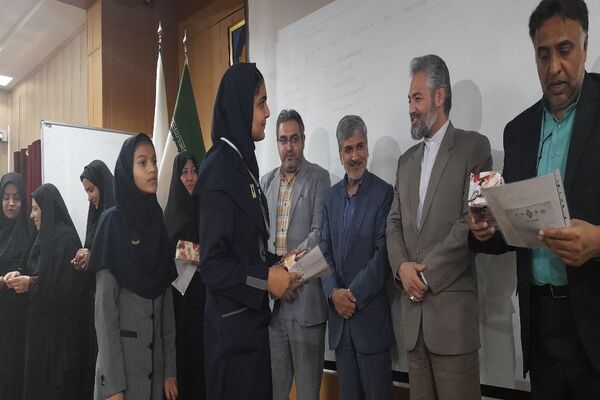 مراسم تجلیل از همیار معلم‌های نمونه دبیرستان آرمیتا مصلی نژاد